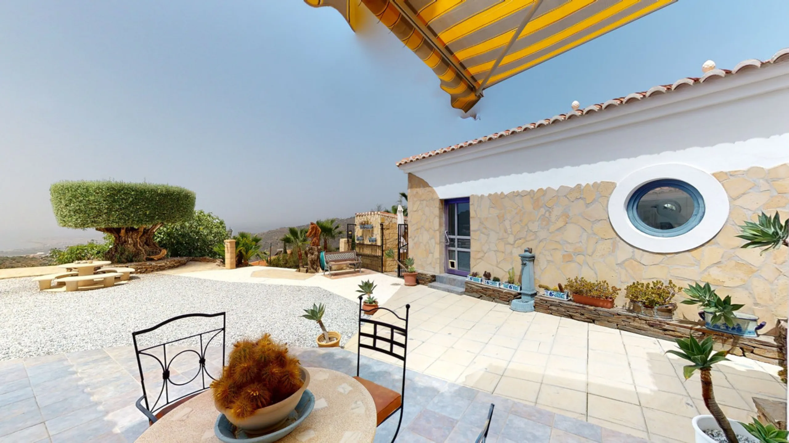 If it ́s your dream to live in a fantastic, high quality built villa with a pool and breathtaking sea views, then you have found the right property. This 280 m2 luxury villa offers everything you could possibly want. In the centre of the modern villa mixe