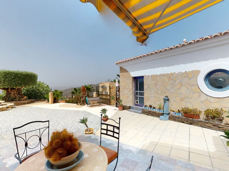 If it ́s your dream to live in a fantastic, high quality built villa with a pool and breathtaking sea views, then you have found the right property. This 280 m2 luxury villa offers everything you could possibly want. In the centre of the modern villa mixe