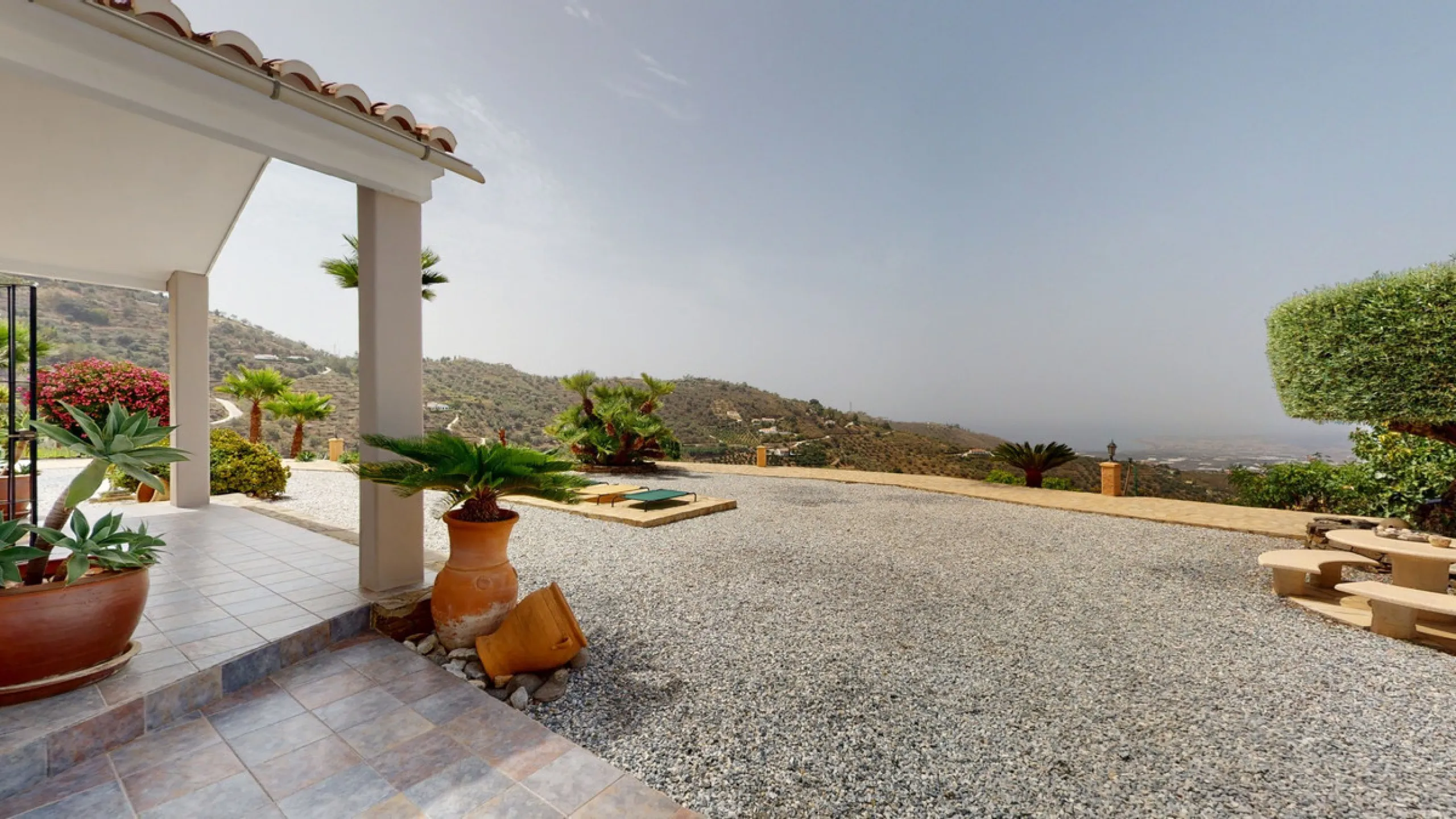 If it ́s your dream to live in a fantastic, high quality built villa with a pool and breathtaking sea views, then you have found the right property. This 280 m2 luxury villa offers everything you could possibly want. In the centre of the modern villa mixe