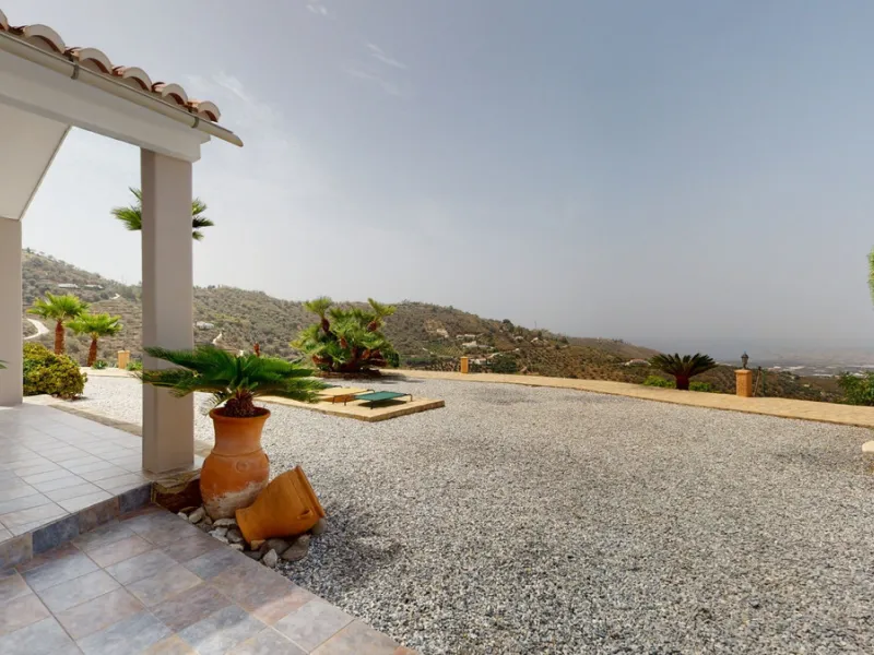 If it ́s your dream to live in a fantastic, high quality built villa with a pool and breathtaking sea views, then you have found the right property. This 280 m2 luxury villa offers everything you could possibly want. In the centre of the modern villa mixe