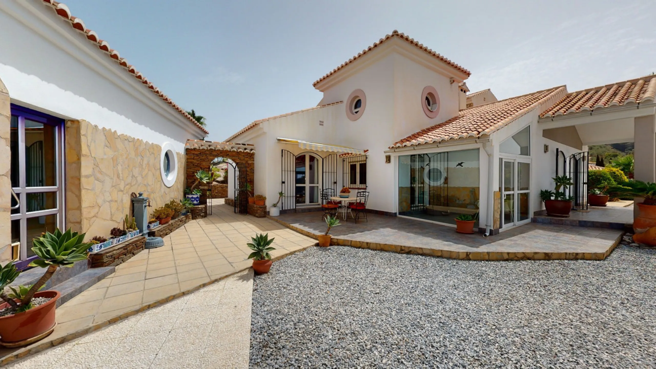 If it ́s your dream to live in a fantastic, high quality built villa with a pool and breathtaking sea views, then you have found the right property. This 280 m2 luxury villa offers everything you could possibly want. In the centre of the modern villa mixe