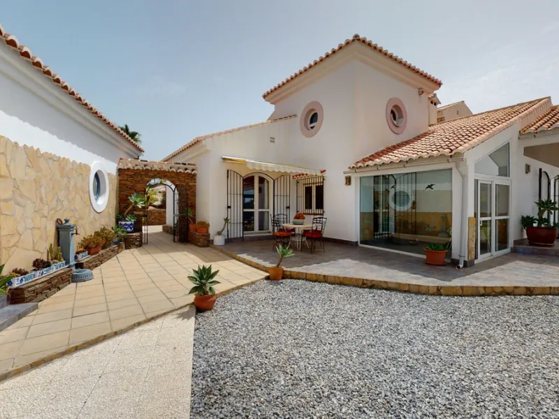 If it ́s your dream to live in a fantastic, high quality built villa with a pool and breathtaking sea views, then you have found the right property. This 280 m2 luxury villa offers everything you could possibly want. In the centre of the modern villa mixe