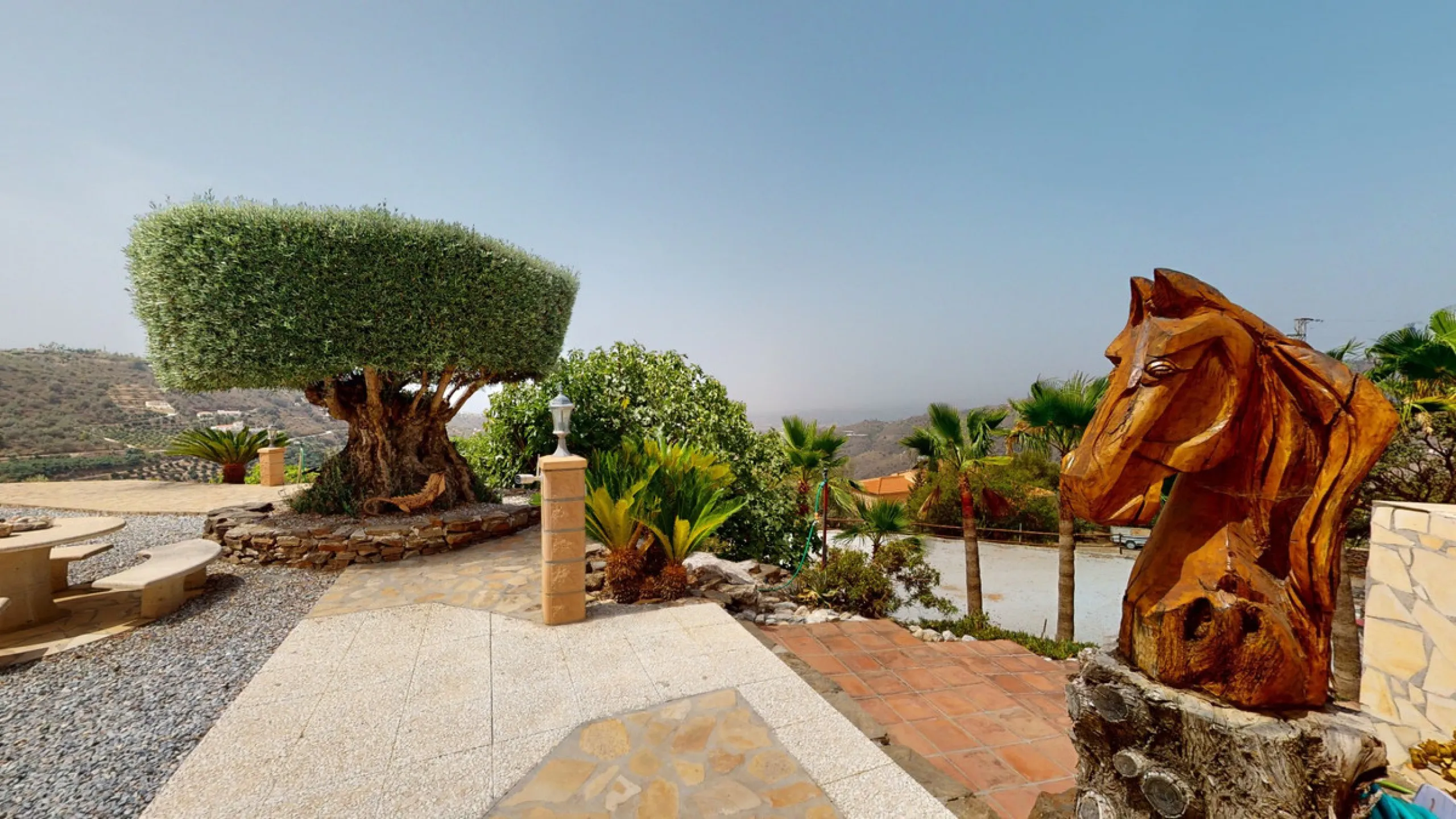 If it ́s your dream to live in a fantastic, high quality built villa with a pool and breathtaking sea views, then you have found the right property. This 280 m2 luxury villa offers everything you could possibly want. In the centre of the modern villa mixe