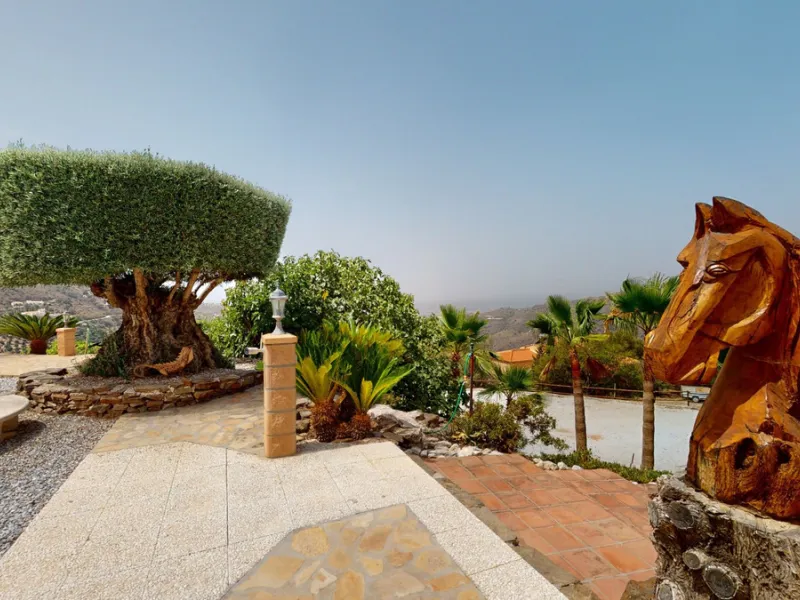 If it ́s your dream to live in a fantastic, high quality built villa with a pool and breathtaking sea views, then you have found the right property. This 280 m2 luxury villa offers everything you could possibly want. In the centre of the modern villa mixe
