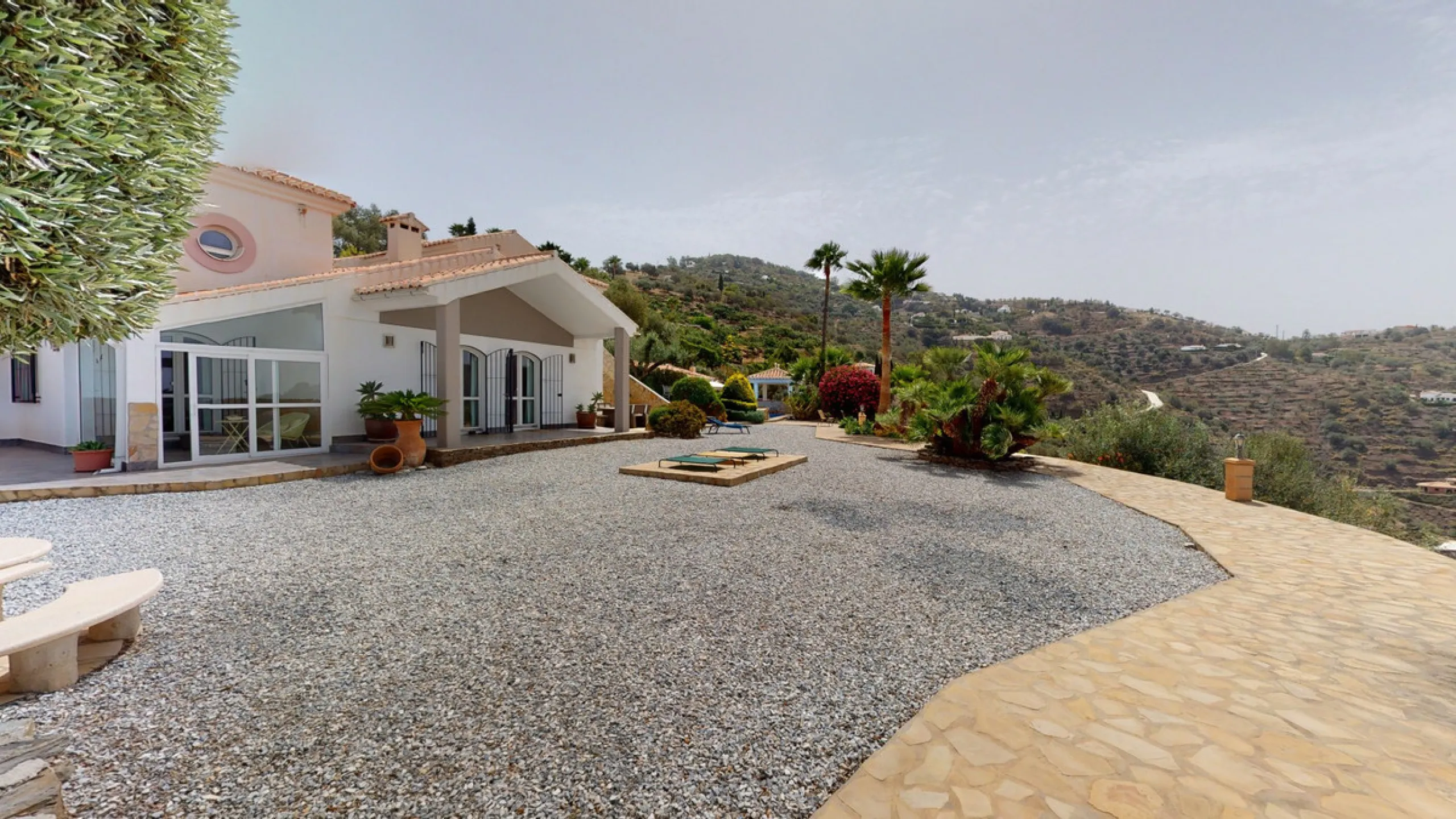 If it ́s your dream to live in a fantastic, high quality built villa with a pool and breathtaking sea views, then you have found the right property. This 280 m2 luxury villa offers everything you could possibly want. In the centre of the modern villa mixe