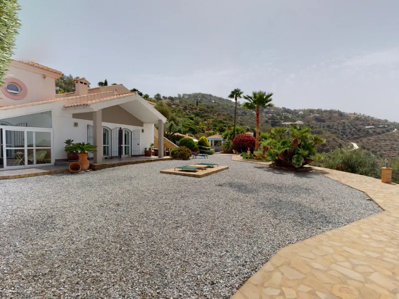 If it ́s your dream to live in a fantastic, high quality built villa with a pool and breathtaking sea views, then you have found the right property. This 280 m2 luxury villa offers everything you could possibly want. In the centre of the modern villa mixe