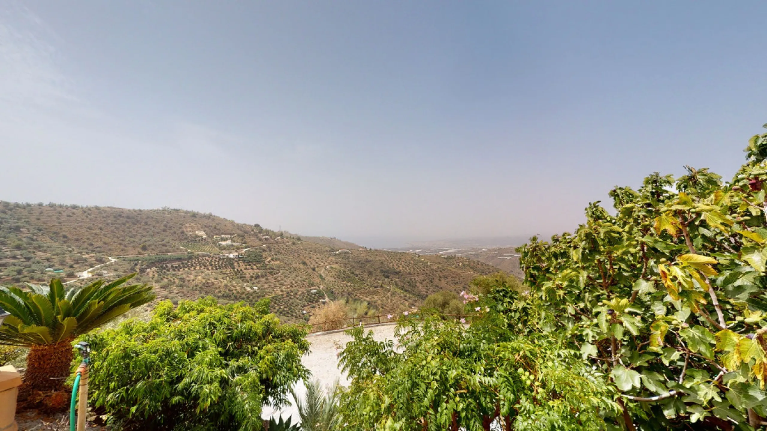 If it ́s your dream to live in a fantastic, high quality built villa with a pool and breathtaking sea views, then you have found the right property. This 280 m2 luxury villa offers everything you could possibly want. In the centre of the modern villa mixe