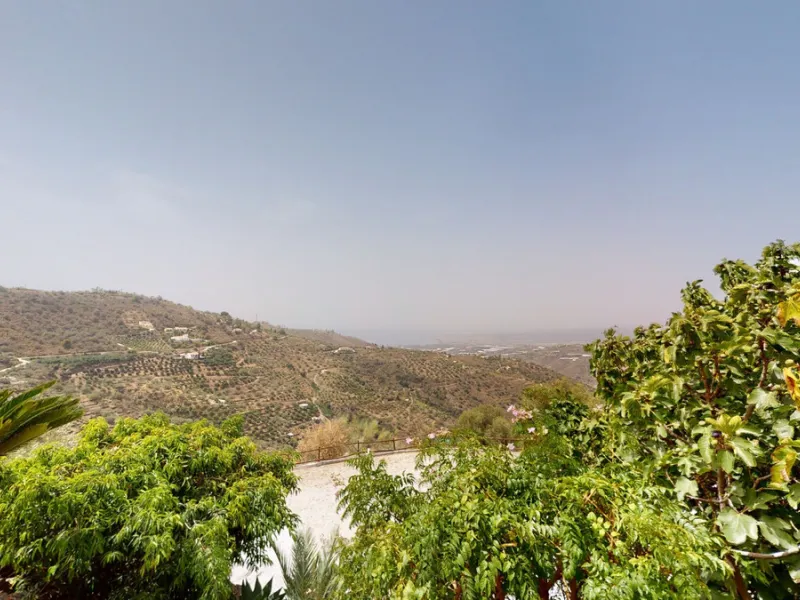 If it ́s your dream to live in a fantastic, high quality built villa with a pool and breathtaking sea views, then you have found the right property. This 280 m2 luxury villa offers everything you could possibly want. In the centre of the modern villa mixe