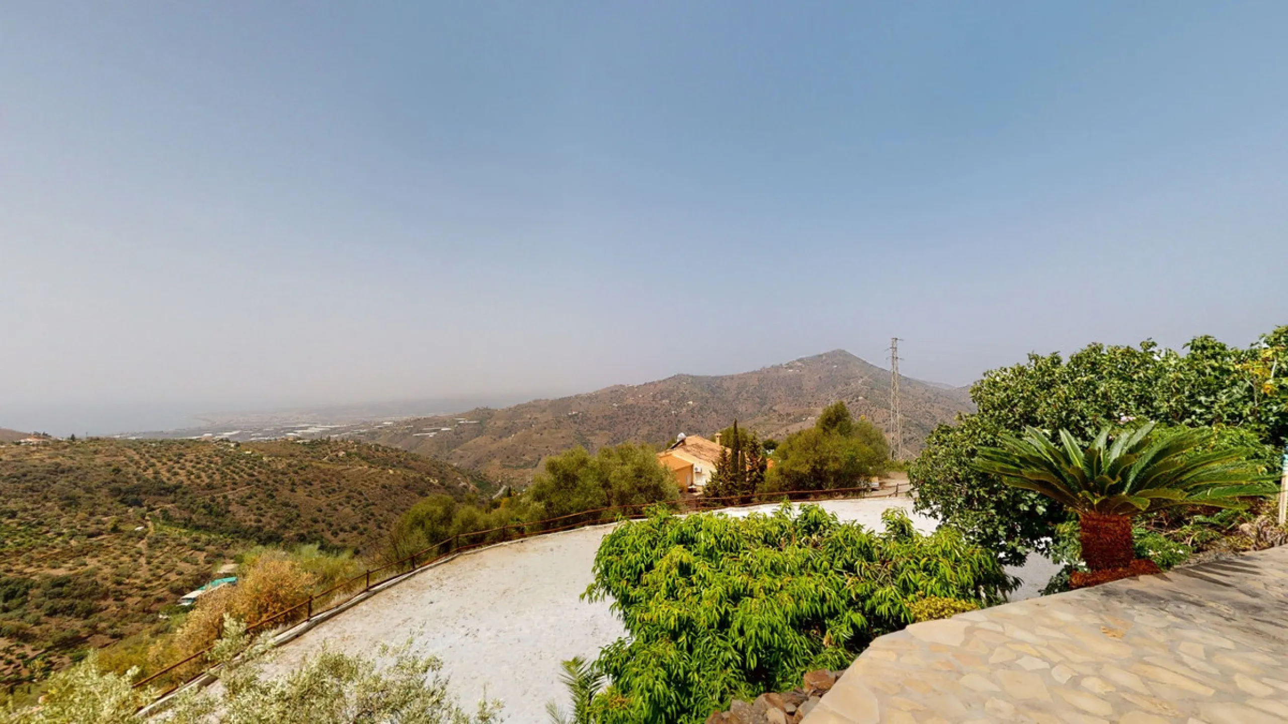 If it ́s your dream to live in a fantastic, high quality built villa with a pool and breathtaking sea views, then you have found the right property. This 280 m2 luxury villa offers everything you could possibly want. In the centre of the modern villa mixe