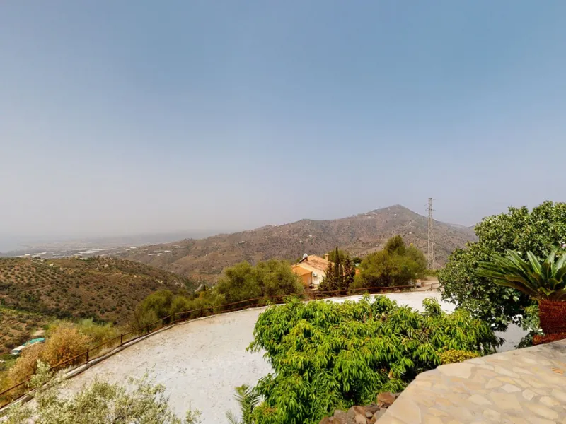 If it ́s your dream to live in a fantastic, high quality built villa with a pool and breathtaking sea views, then you have found the right property. This 280 m2 luxury villa offers everything you could possibly want. In the centre of the modern villa mixe