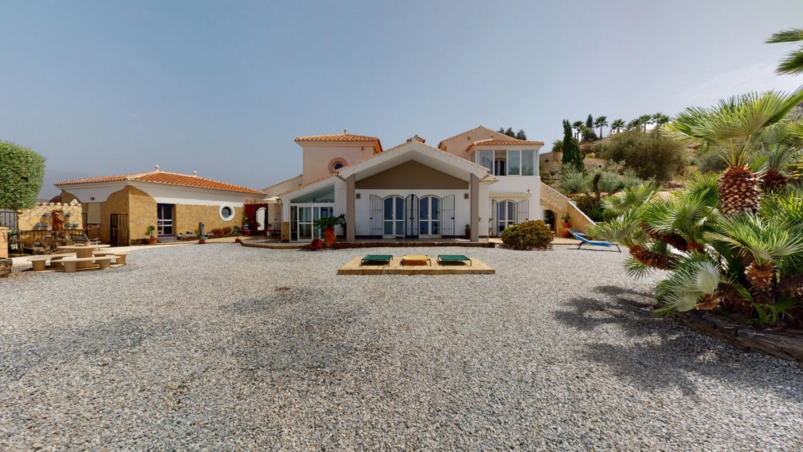 If it ́s your dream to live in a fantastic, high quality built villa with a pool and breathtaking sea views, then you have found the right property. This 280 m2 luxury villa offers everything you could possibly want. In the centre of the modern villa mixe