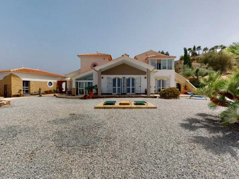 If it ́s your dream to live in a fantastic, high quality built villa with a pool and breathtaking sea views, then you have found the right property. This 280 m2 luxury villa offers everything you could possibly want. In the centre of the modern villa mixe