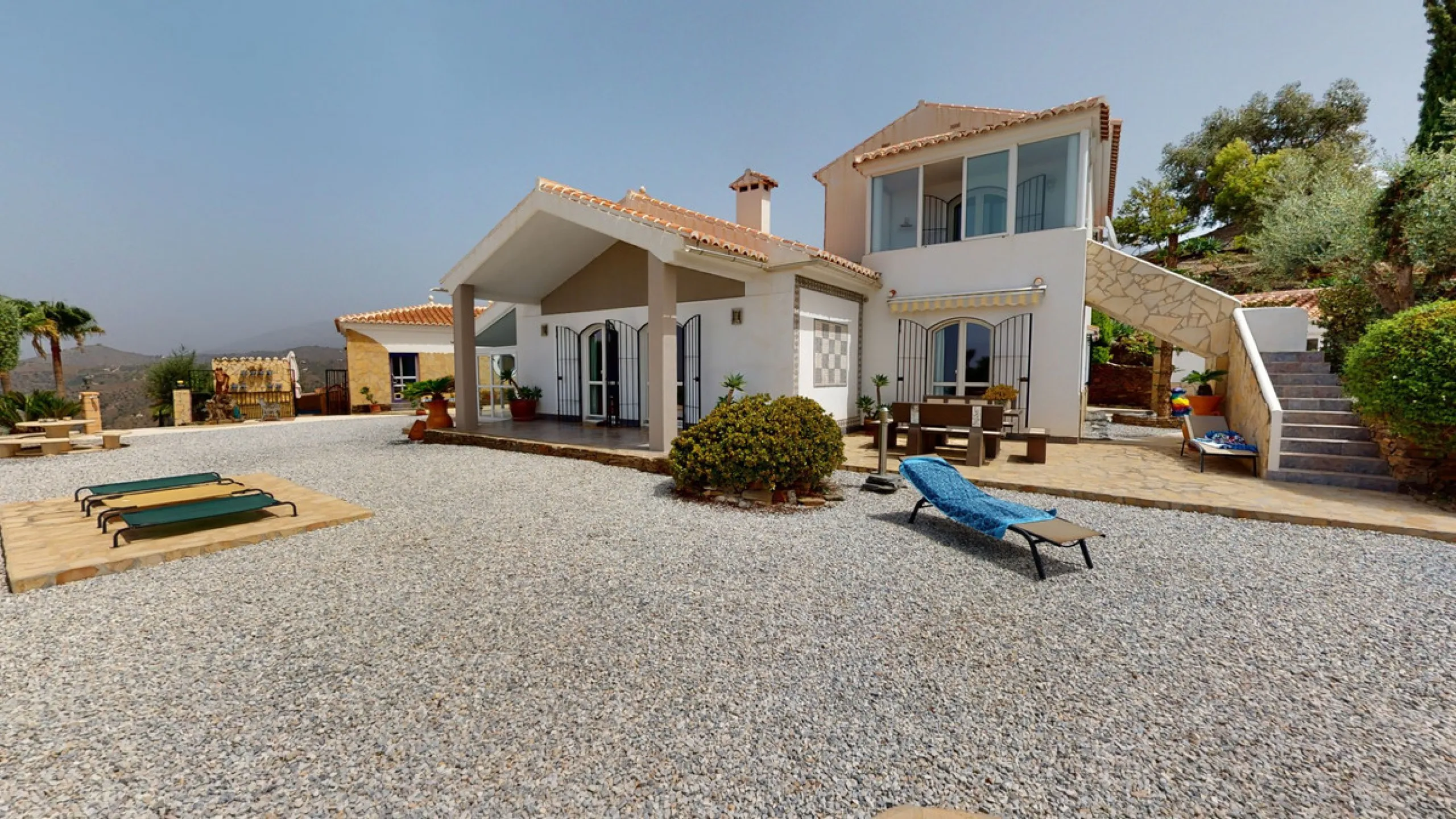 If it ́s your dream to live in a fantastic, high quality built villa with a pool and breathtaking sea views, then you have found the right property. This 280 m2 luxury villa offers everything you could possibly want. In the centre of the modern villa mixe