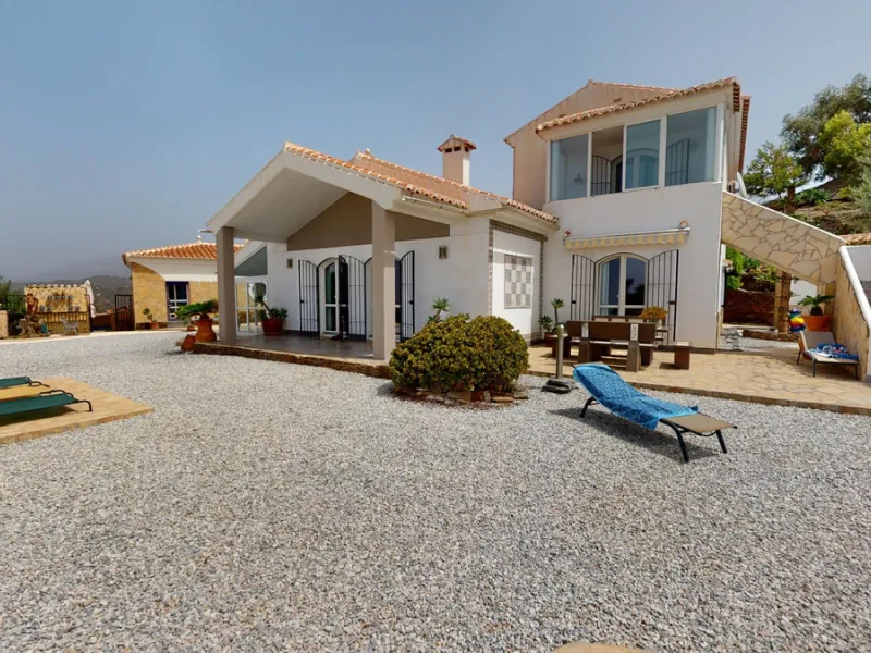 If it ́s your dream to live in a fantastic, high quality built villa with a pool and breathtaking sea views, then you have found the right property. This 280 m2 luxury villa offers everything you could possibly want. In the centre of the modern villa mixe
