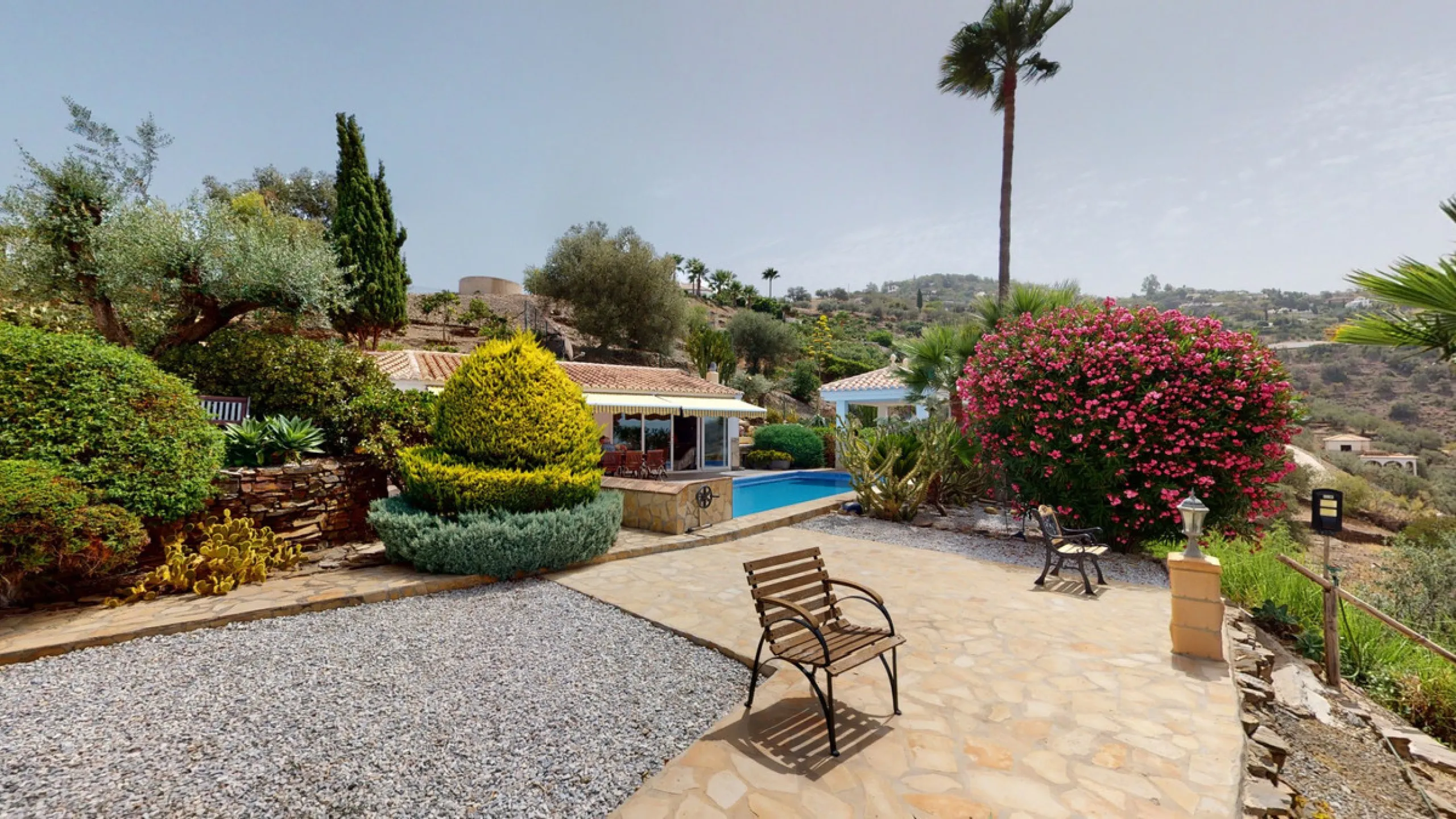 If it ́s your dream to live in a fantastic, high quality built villa with a pool and breathtaking sea views, then you have found the right property. This 280 m2 luxury villa offers everything you could possibly want. In the centre of the modern villa mixe