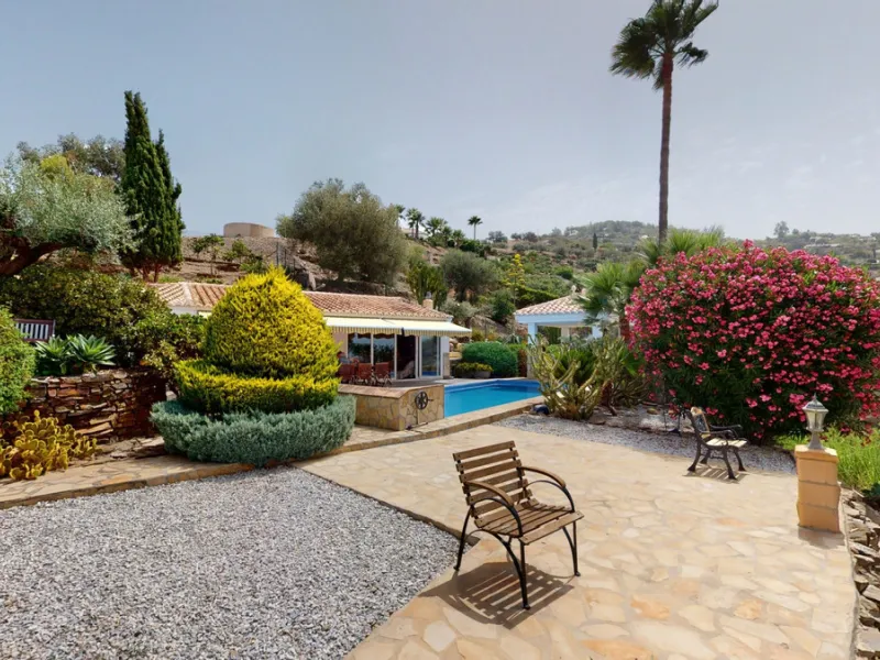 If it ́s your dream to live in a fantastic, high quality built villa with a pool and breathtaking sea views, then you have found the right property. This 280 m2 luxury villa offers everything you could possibly want. In the centre of the modern villa mixe
