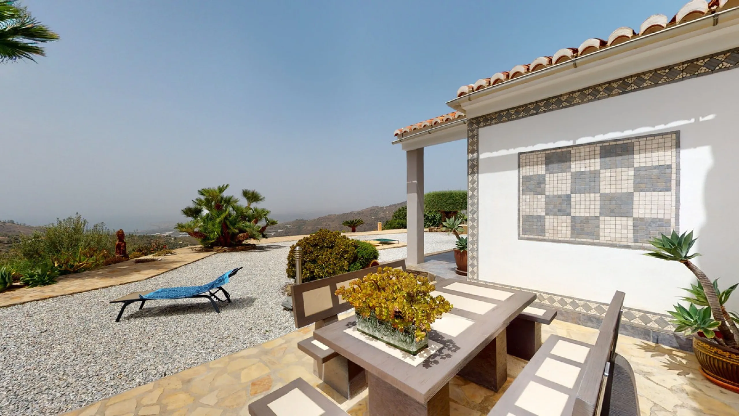 If it ́s your dream to live in a fantastic, high quality built villa with a pool and breathtaking sea views, then you have found the right property. This 280 m2 luxury villa offers everything you could possibly want. In the centre of the modern villa mixe