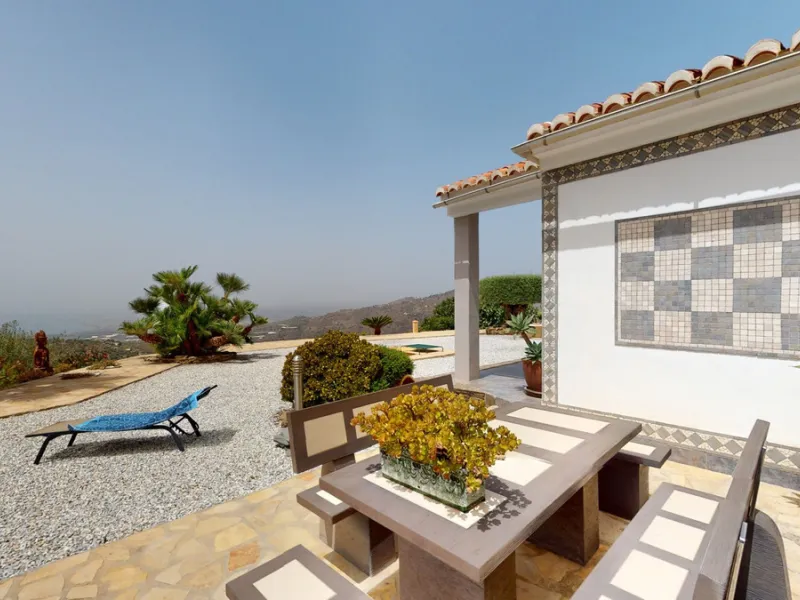 If it ́s your dream to live in a fantastic, high quality built villa with a pool and breathtaking sea views, then you have found the right property. This 280 m2 luxury villa offers everything you could possibly want. In the centre of the modern villa mixe