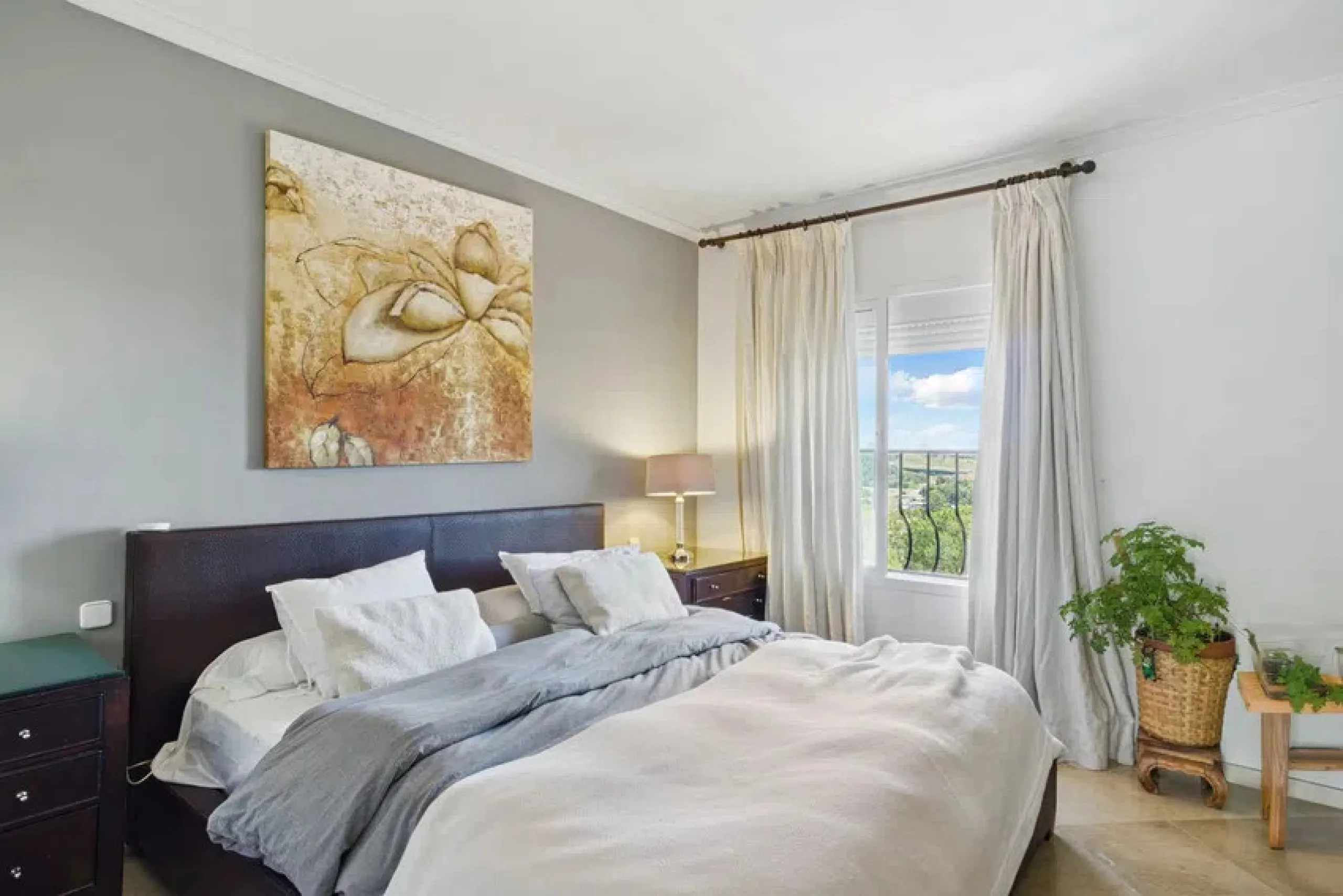 Im Herzen von Nueva Andalucía, nur 5 Autominuten von Puerto Banús und den Stränden entfernt, befindet sich dieses geräumige Penthouse mit vier Schlafzimmern in der begehrten Wohnanlage Los Pinos de Aloha