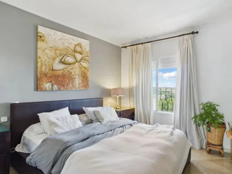 Im Herzen von Nueva Andalucía, nur 5 Autominuten von Puerto Banús und den Stränden entfernt, befindet sich dieses geräumige Penthouse mit vier Schlafzimmern in der begehrten Wohnanlage Los Pinos de Aloha