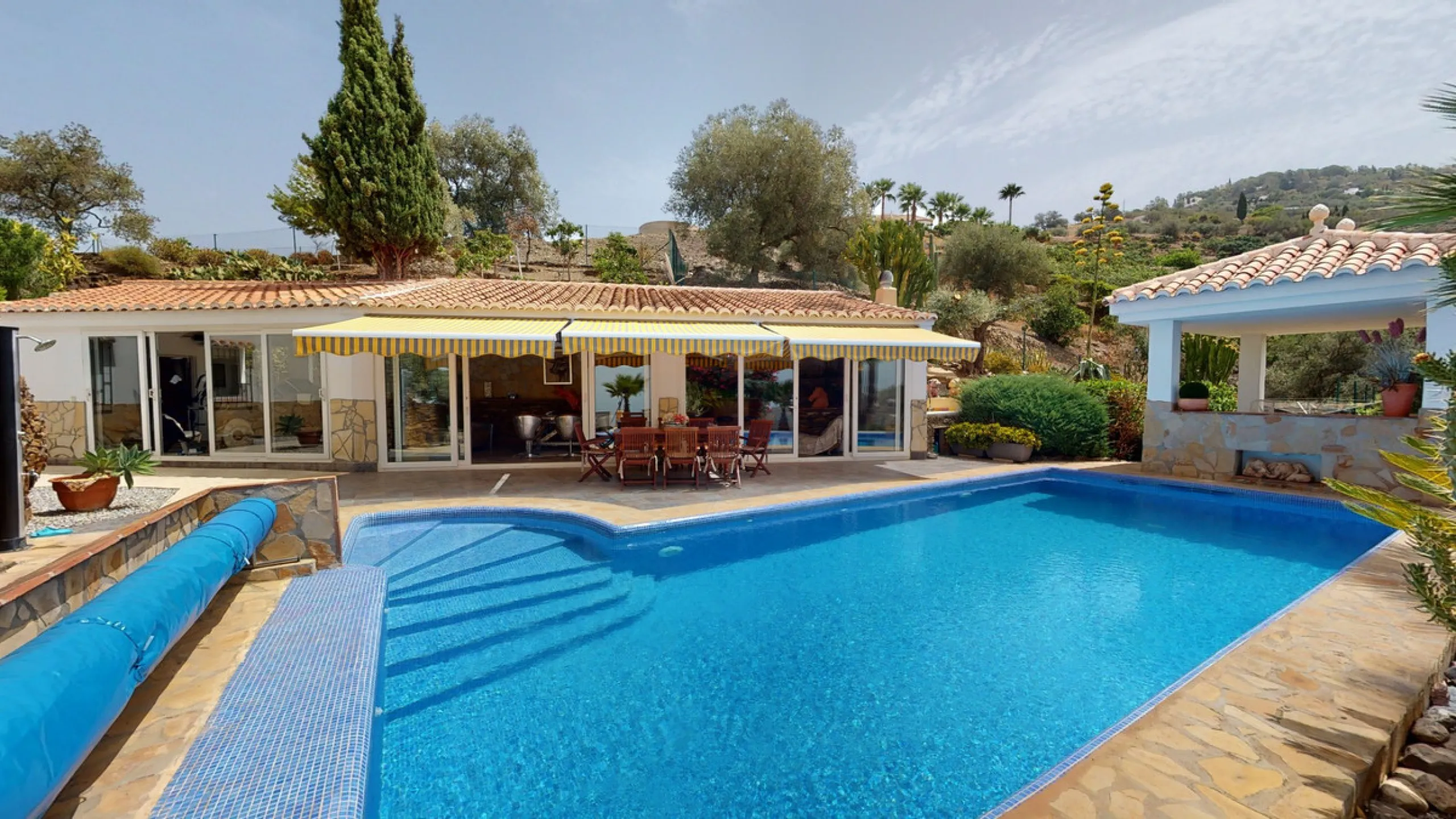 If it ́s your dream to live in a fantastic, high quality built villa with a pool and breathtaking sea views, then you have found the right property. This 280 m2 luxury villa offers everything you could possibly want. In the centre of the modern villa mixe