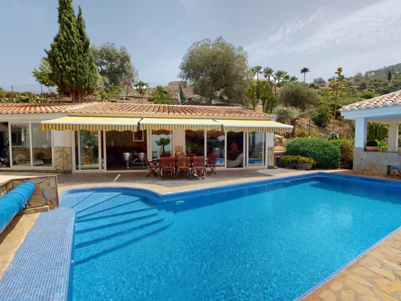 If it ́s your dream to live in a fantastic, high quality built villa with a pool and breathtaking sea views, then you have found the right property. This 280 m2 luxury villa offers everything you could possibly want. In the centre of the modern villa mixe