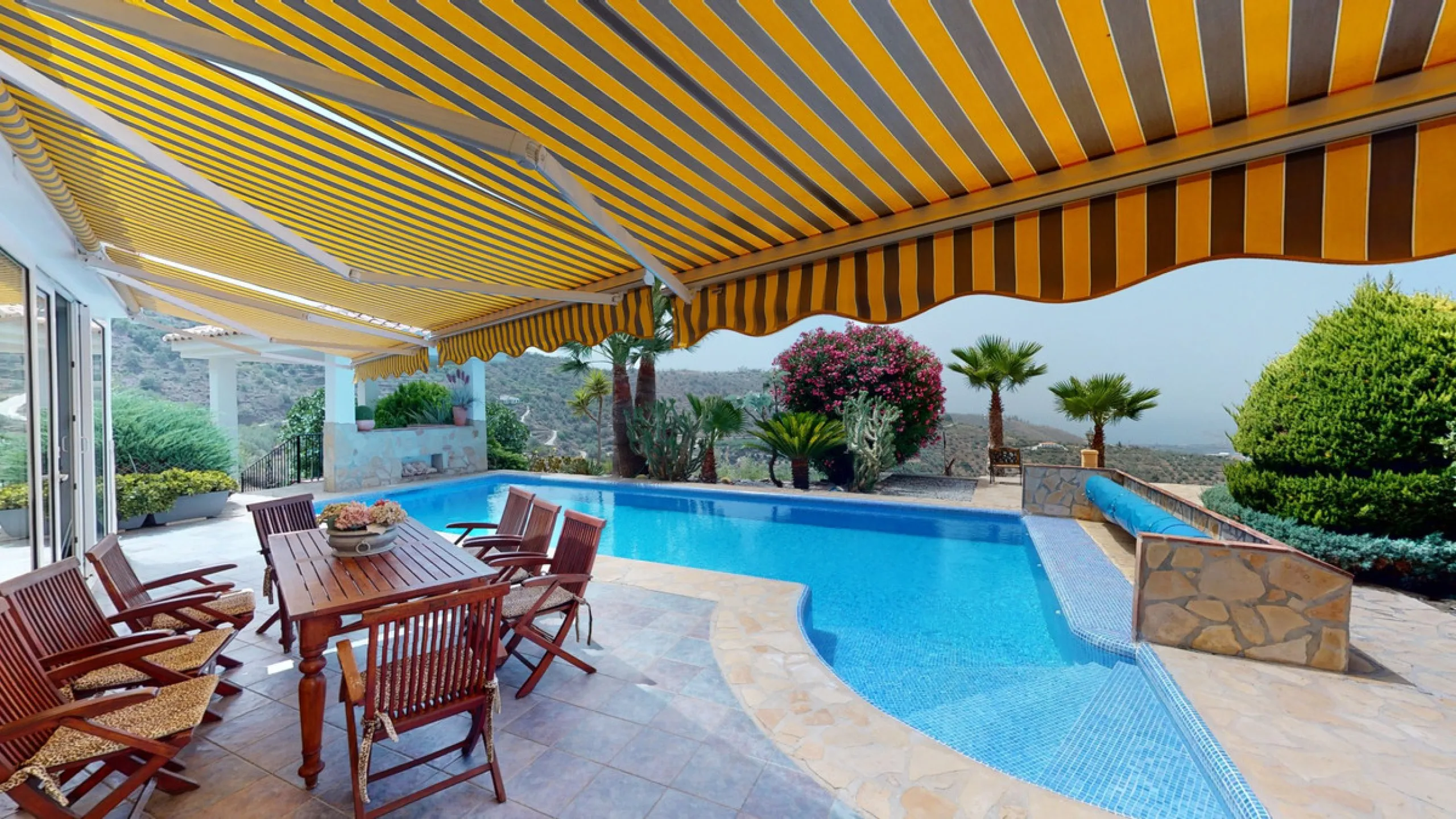 If it ́s your dream to live in a fantastic, high quality built villa with a pool and breathtaking sea views, then you have found the right property. This 280 m2 luxury villa offers everything you could possibly want. In the centre of the modern villa mixe