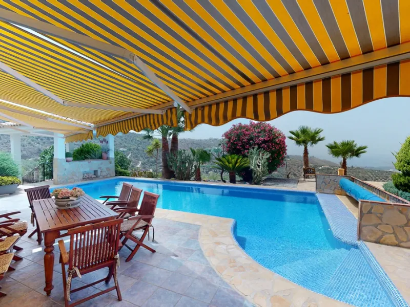 If it ́s your dream to live in a fantastic, high quality built villa with a pool and breathtaking sea views, then you have found the right property. This 280 m2 luxury villa offers everything you could possibly want. In the centre of the modern villa mixe
