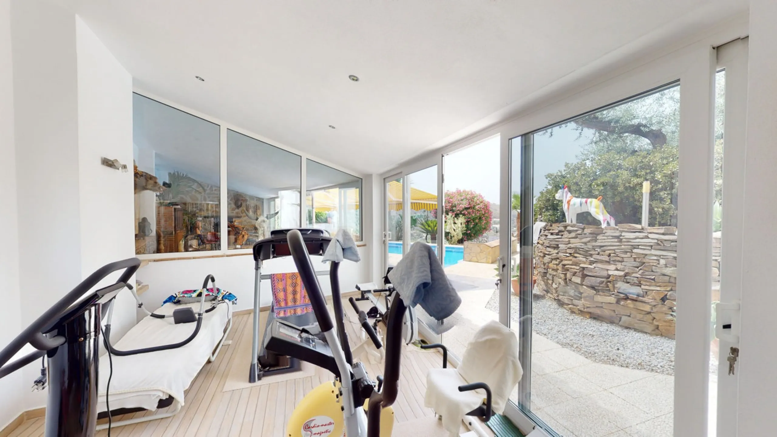 If it ́s your dream to live in a fantastic, high quality built villa with a pool and breathtaking sea views, then you have found the right property. This 280 m2 luxury villa offers everything you could possibly want. In the centre of the modern villa mixe