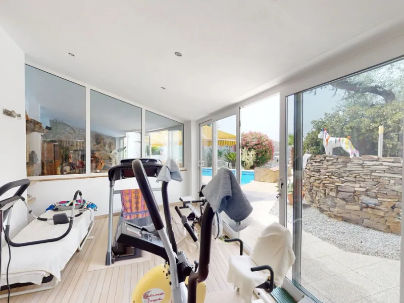 If it ́s your dream to live in a fantastic, high quality built villa with a pool and breathtaking sea views, then you have found the right property. This 280 m2 luxury villa offers everything you could possibly want. In the centre of the modern villa mixe