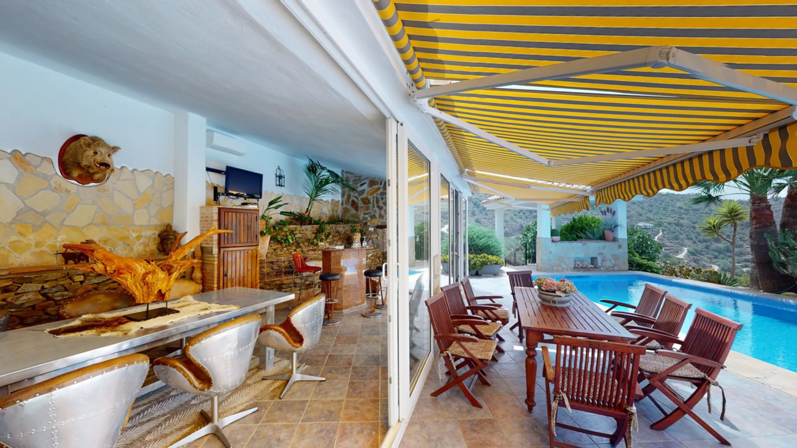 If it ́s your dream to live in a fantastic, high quality built villa with a pool and breathtaking sea views, then you have found the right property. This 280 m2 luxury villa offers everything you could possibly want. In the centre of the modern villa mixe