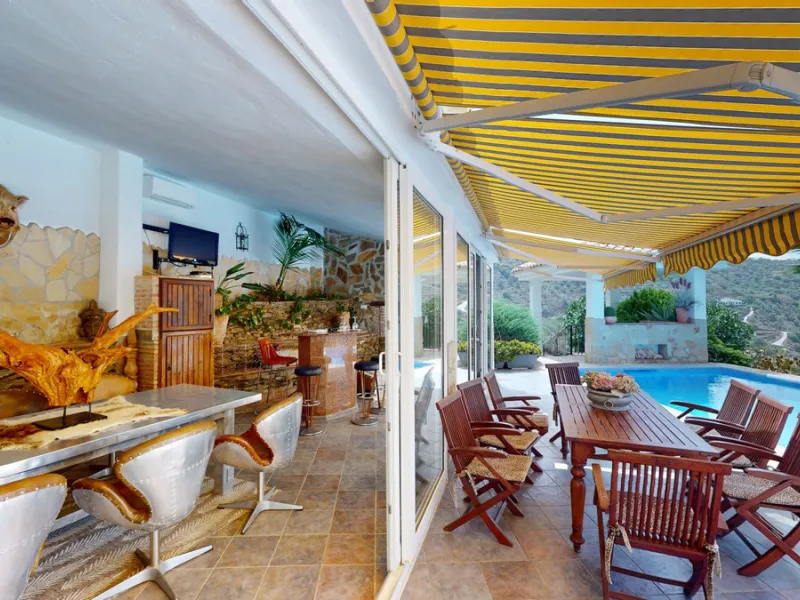 If it ́s your dream to live in a fantastic, high quality built villa with a pool and breathtaking sea views, then you have found the right property. This 280 m2 luxury villa offers everything you could possibly want. In the centre of the modern villa mixe