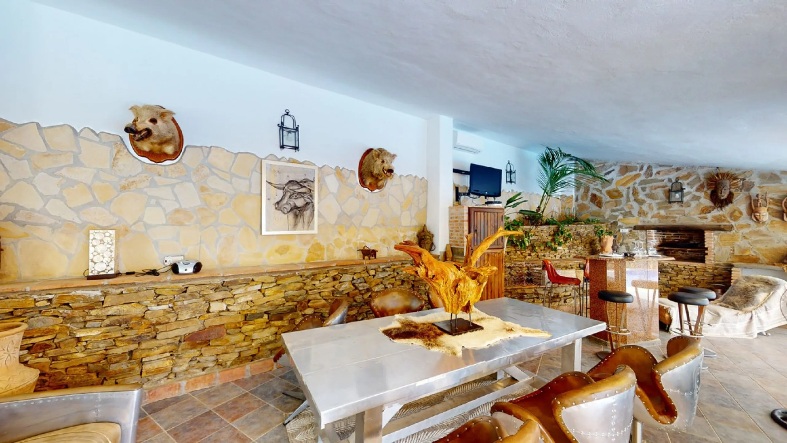 If it ́s your dream to live in a fantastic, high quality built villa with a pool and breathtaking sea views, then you have found the right property. This 280 m2 luxury villa offers everything you could possibly want. In the centre of the modern villa mixe