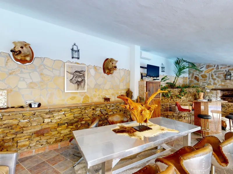 If it ́s your dream to live in a fantastic, high quality built villa with a pool and breathtaking sea views, then you have found the right property. This 280 m2 luxury villa offers everything you could possibly want. In the centre of the modern villa mixe