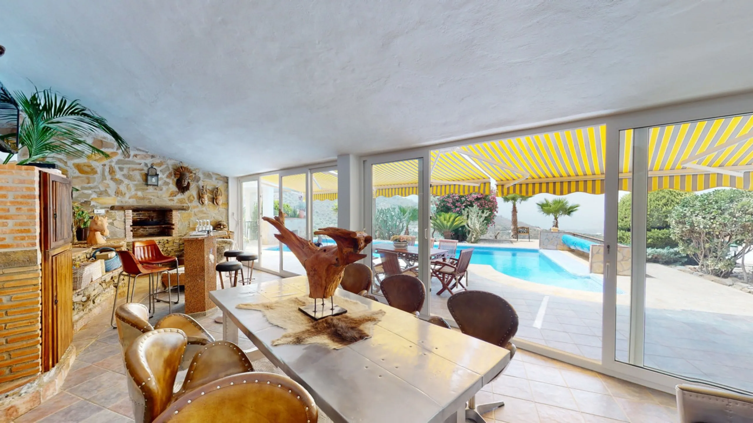 If it ́s your dream to live in a fantastic, high quality built villa with a pool and breathtaking sea views, then you have found the right property. This 280 m2 luxury villa offers everything you could possibly want. In the centre of the modern villa mixe