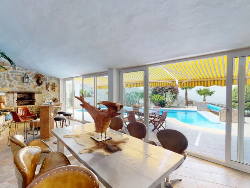 If it ́s your dream to live in a fantastic, high quality built villa with a pool and breathtaking sea views, then you have found the right property. This 280 m2 luxury villa offers everything you could possibly want. In the centre of the modern villa mixe