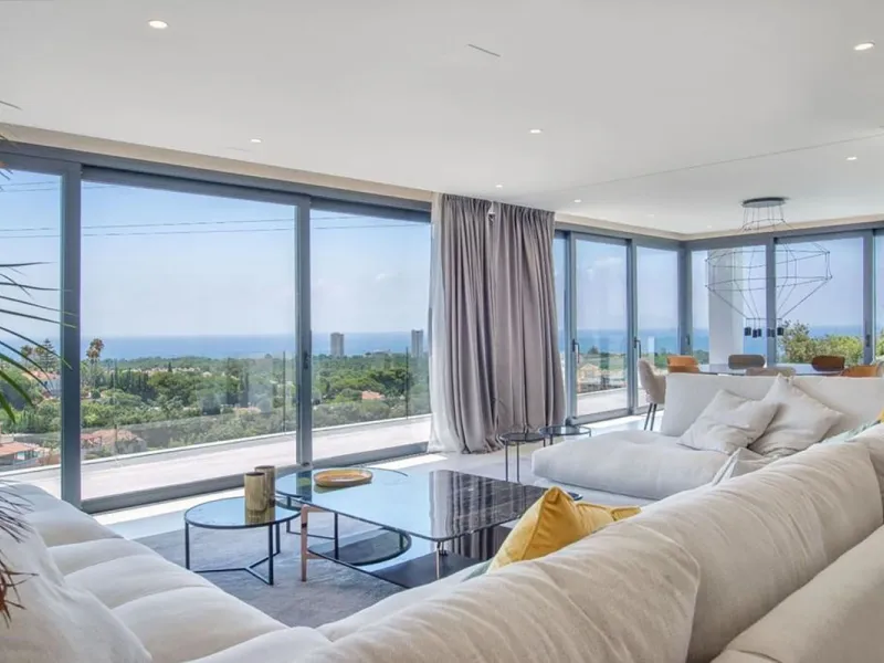 We are proud to present to the market this luxurious villa in the popular Elviria area, just to the east of Marbella.