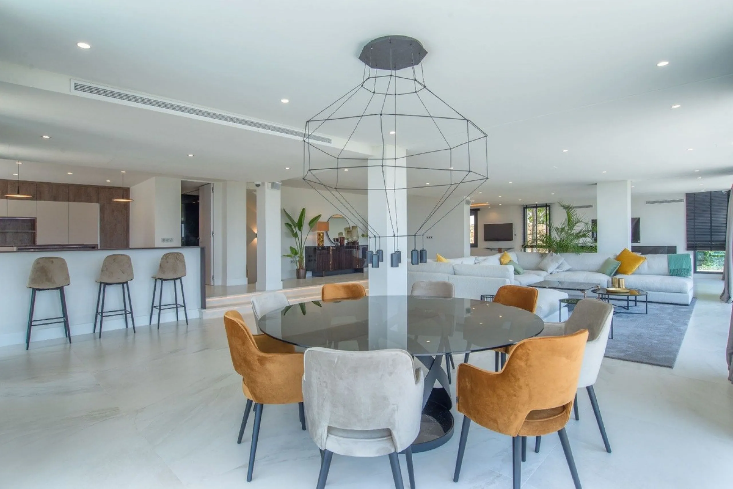 We are proud to present to the market this luxurious villa in the popular Elviria area, just to the east of Marbella.