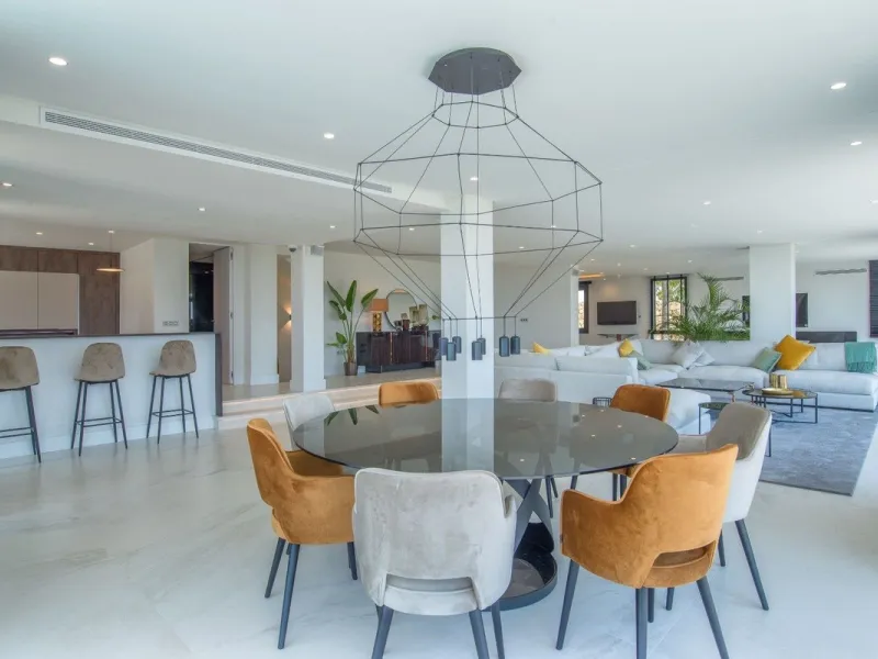 We are proud to present to the market this luxurious villa in the popular Elviria area, just to the east of Marbella.