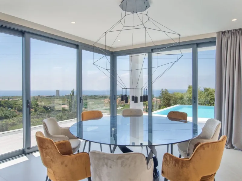We are proud to present to the market this luxurious villa in the popular Elviria area, just to the east of Marbella.