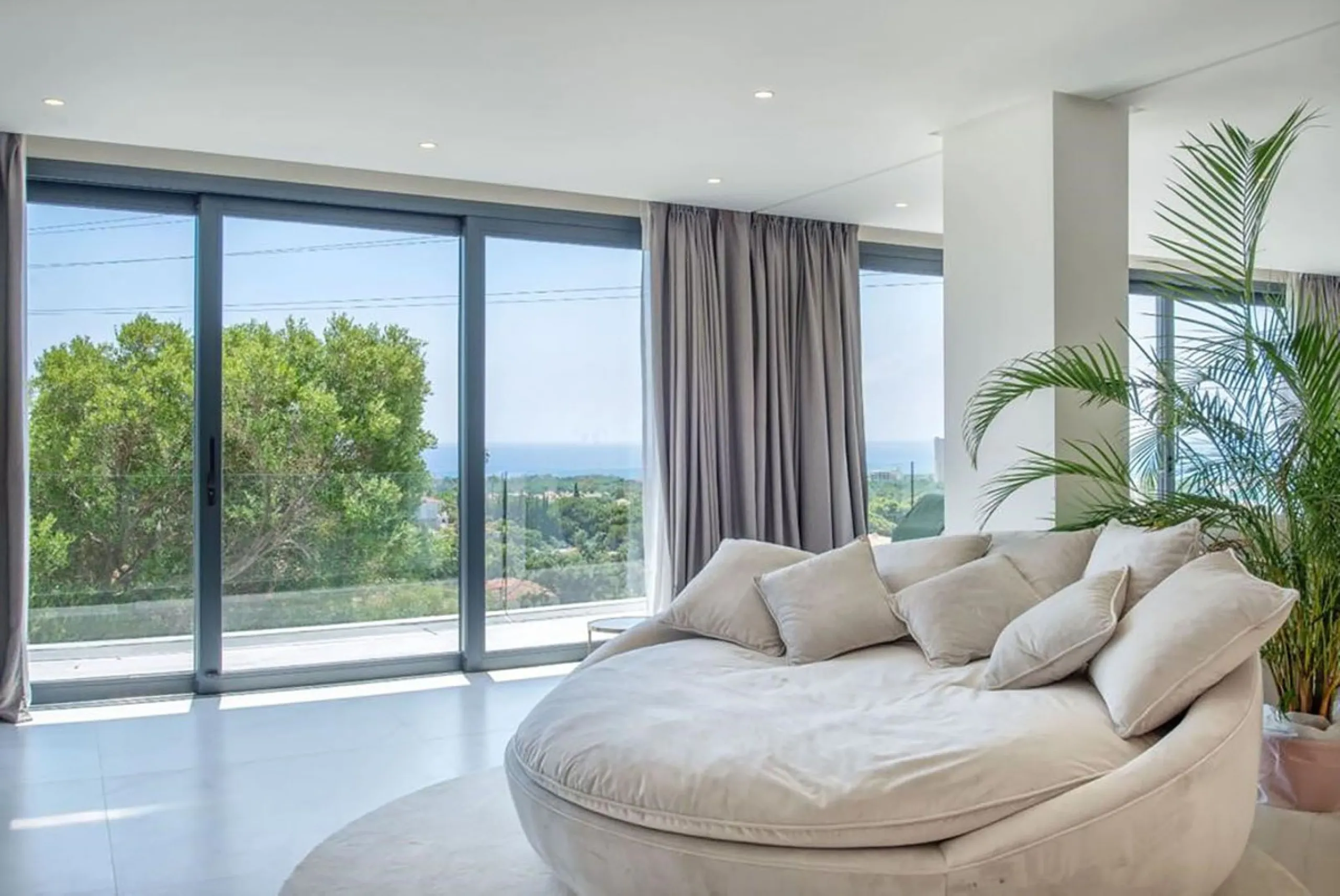 We are proud to present to the market this luxurious villa in the popular Elviria area, just to the east of Marbella.