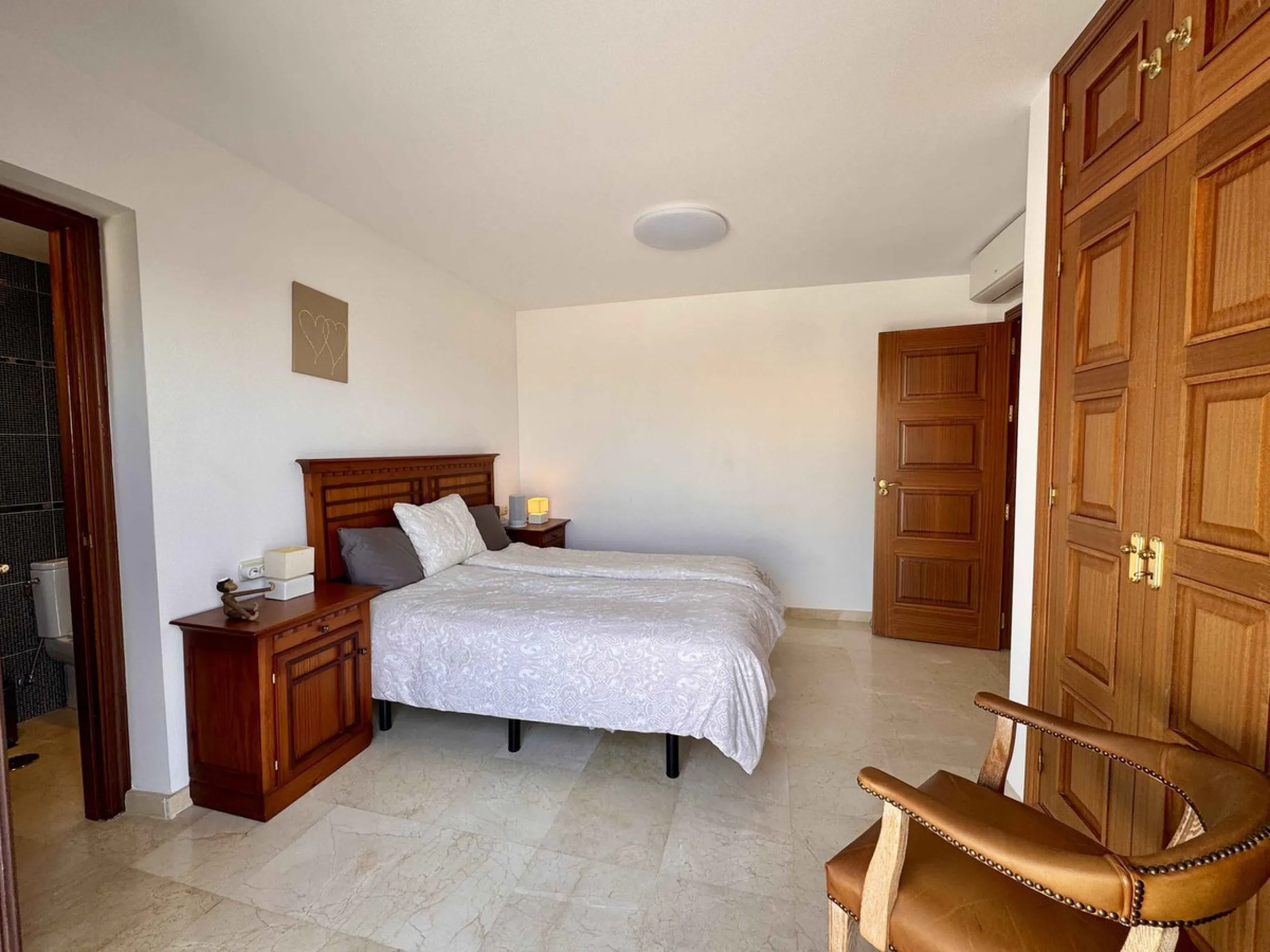 House - Detached Villa в продаже в Mijas, Málaga. В доме 5 спален и 5 ванных комнат. Площадь дома 299 м². Площадь участка 530 м²
