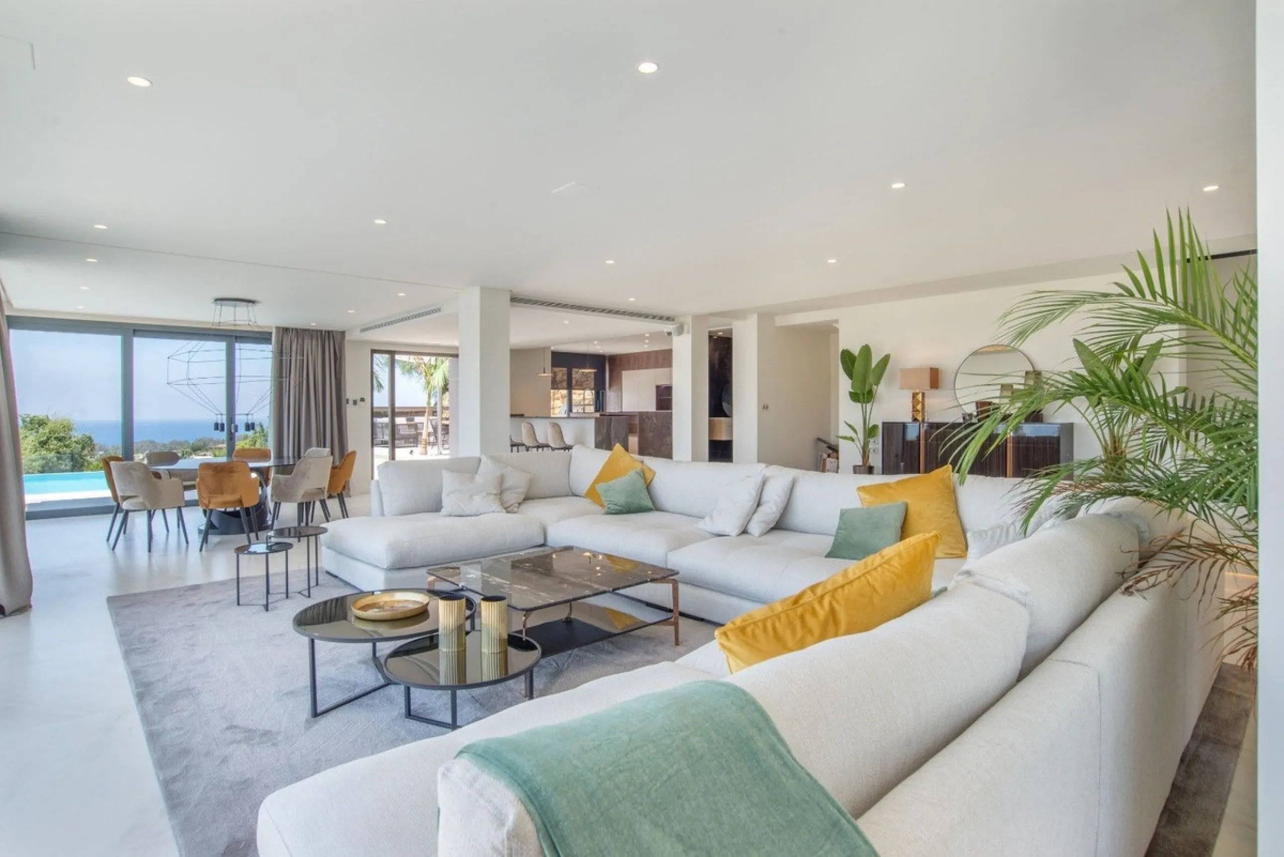 We are proud to present to the market this luxurious villa in the popular Elviria area, just to the east of Marbella.