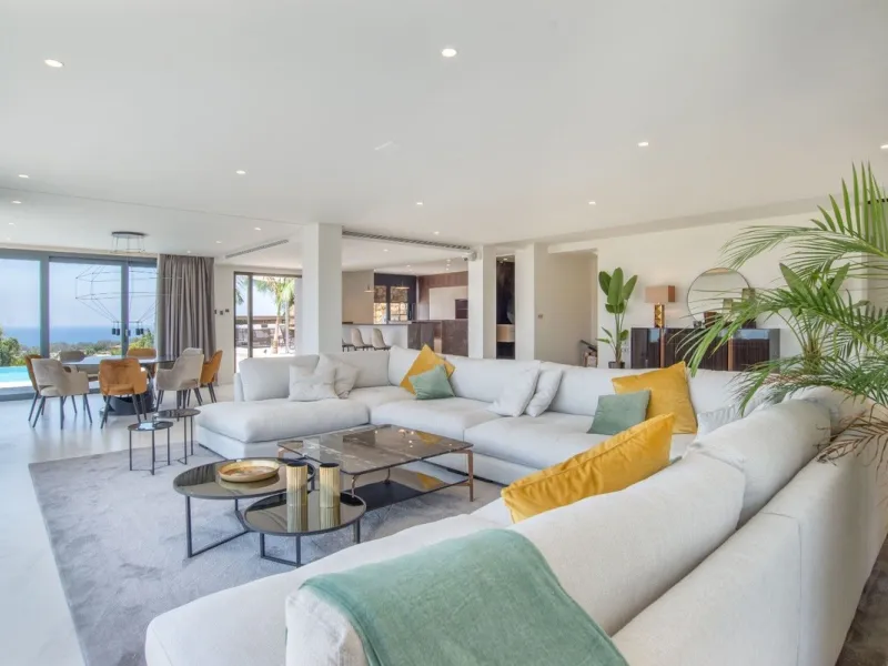 We are proud to present to the market this luxurious villa in the popular Elviria area, just to the east of Marbella.