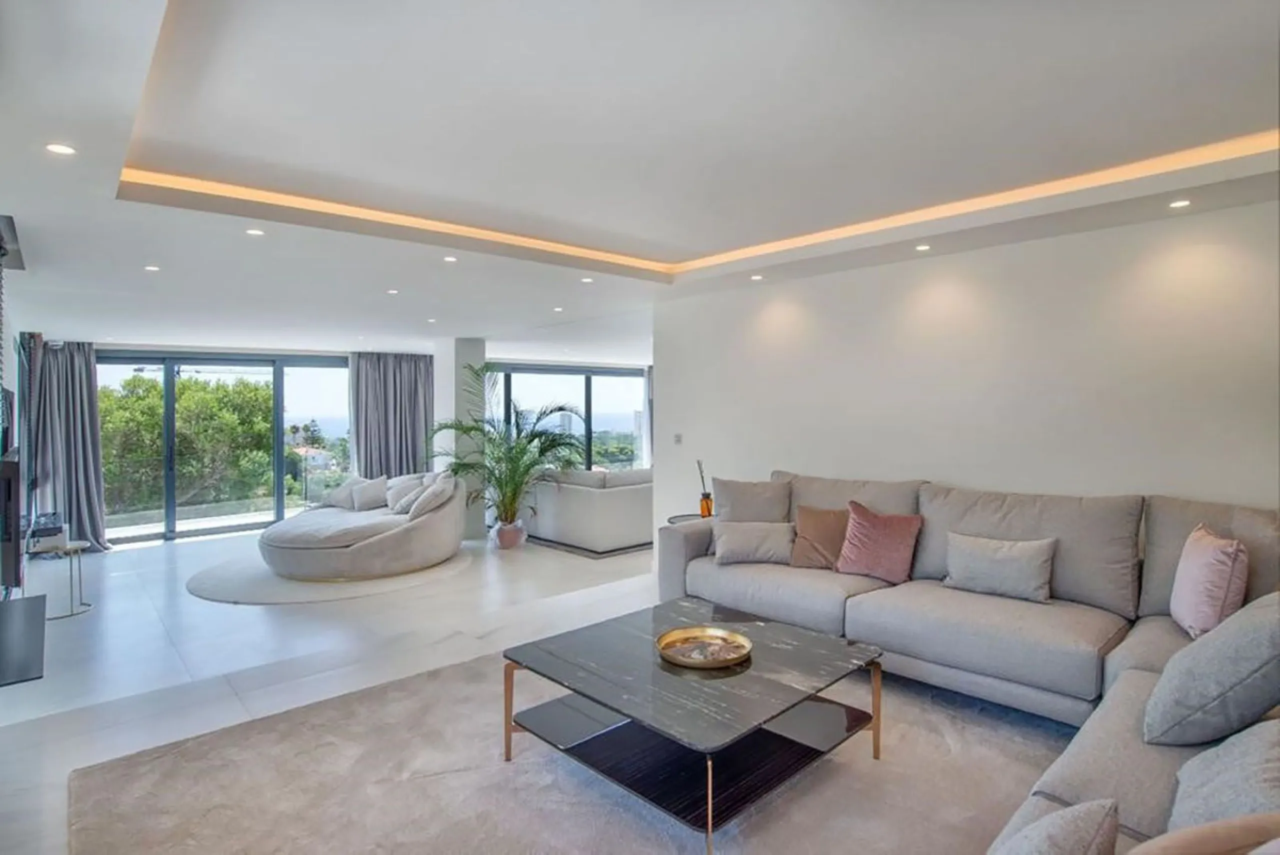 We are proud to present to the market this luxurious villa in the popular Elviria area, just to the east of Marbella.