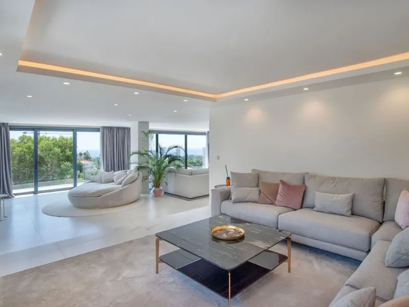 We are proud to present to the market this luxurious villa in the popular Elviria area, just to the east of Marbella.