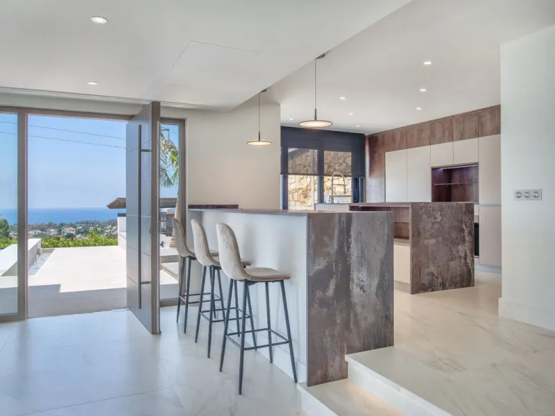 We are proud to present to the market this luxurious villa in the popular Elviria area, just to the east of Marbella.