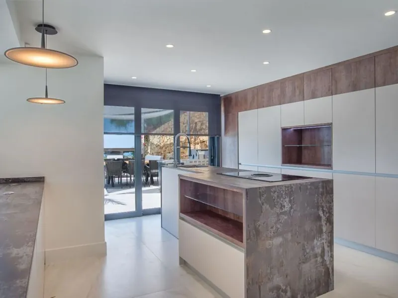 We are proud to present to the market this luxurious villa in the popular Elviria area, just to the east of Marbella.