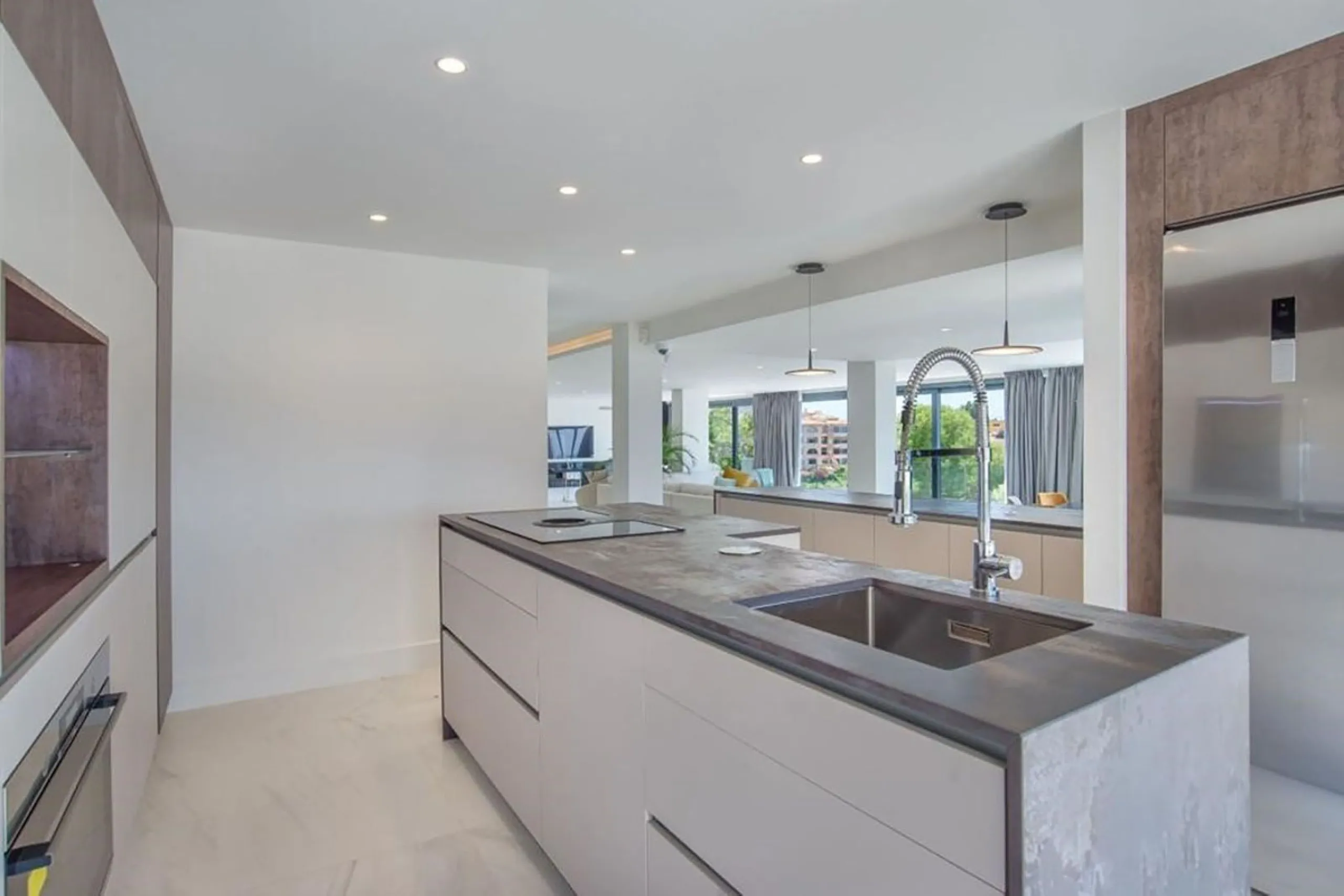 We are proud to present to the market this luxurious villa in the popular Elviria area, just to the east of Marbella.