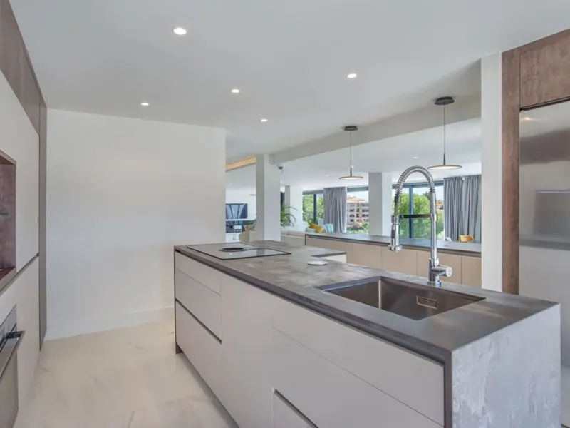 We are proud to present to the market this luxurious villa in the popular Elviria area, just to the east of Marbella.